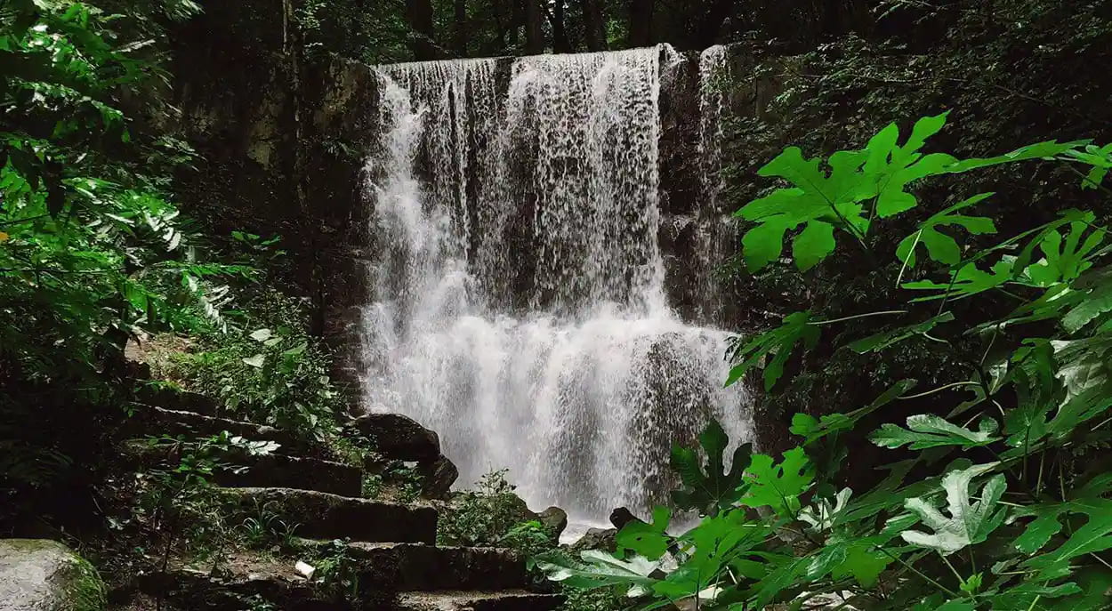 زیباترین آبشارهای گیلان در دل صخره ها