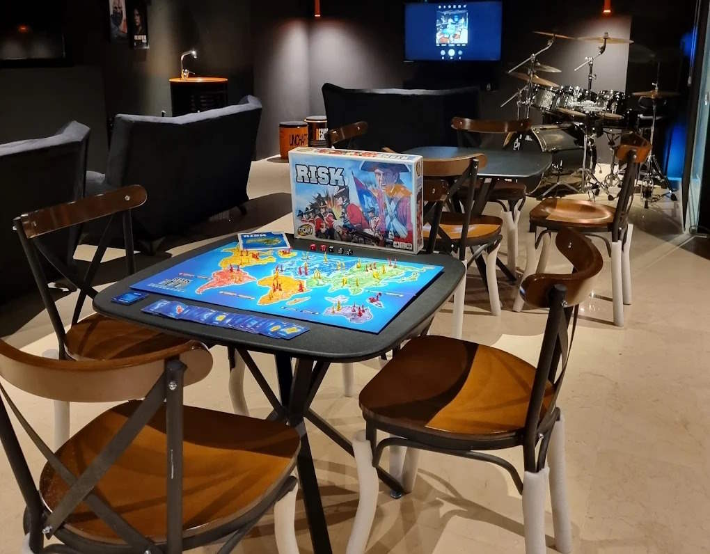 معرفی بهترین کافه بازی های تهران | ۱۴ بردگیم برتر تهران