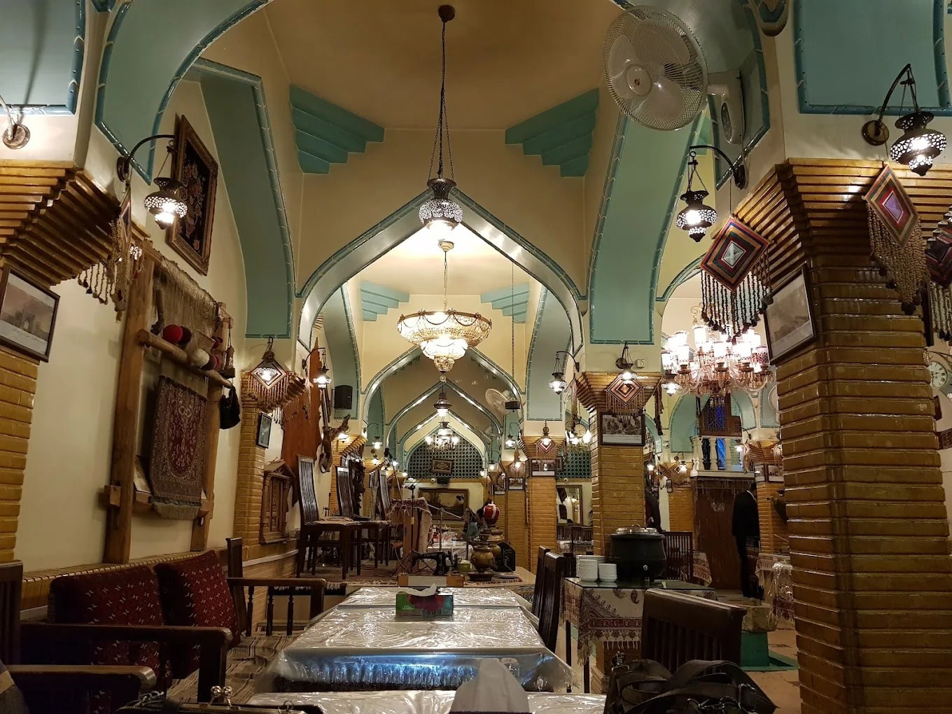 بهترین رستوران با موسیقی زنده تهران | معرفی ۹ رستوران با موسیقی