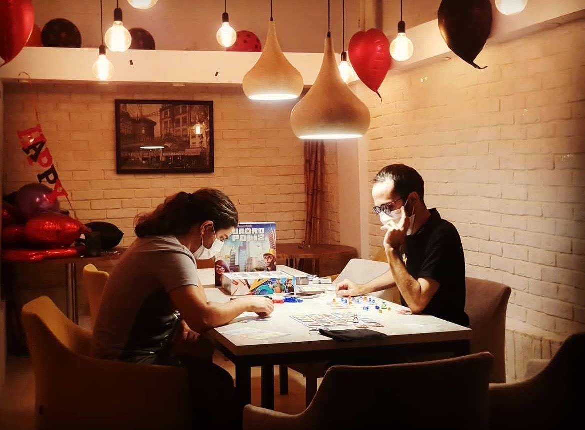 معرفی بهترین کافه بازی های تهران | ۱۴ بردگیم برتر تهران