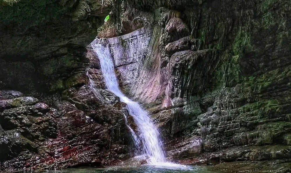 زیباترین آبشارهای گیلان در دل صخره ها