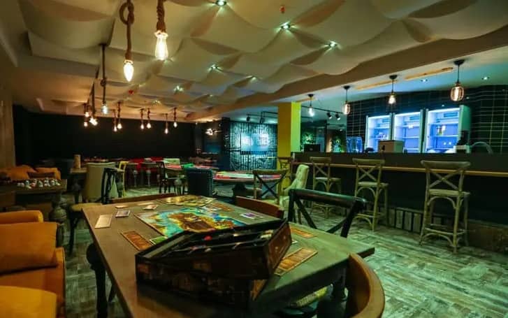 معرفی بهترین کافه بازی های تهران | ۱۴ بردگیم برتر تهران