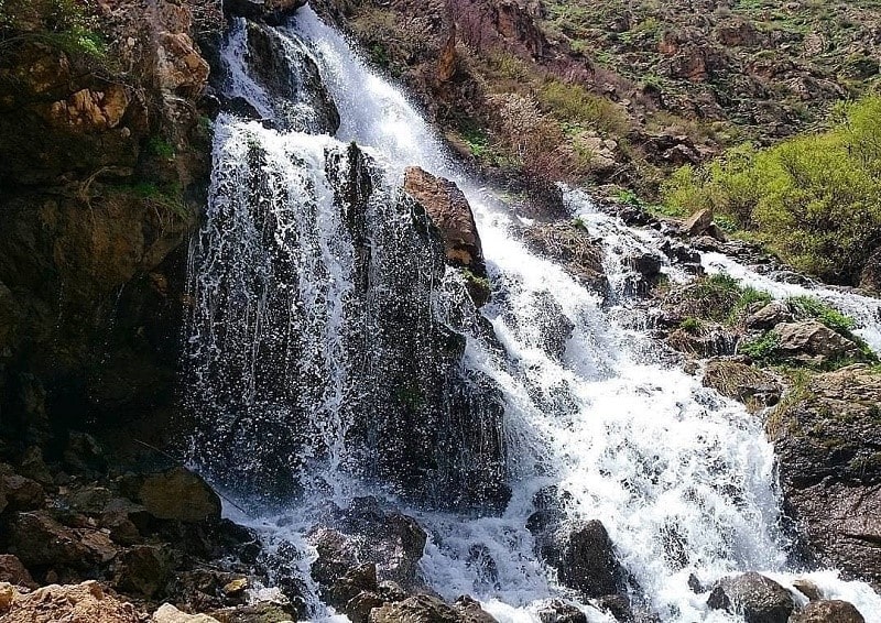 زیباترین آبشارهای گیلان در دل صخره ها