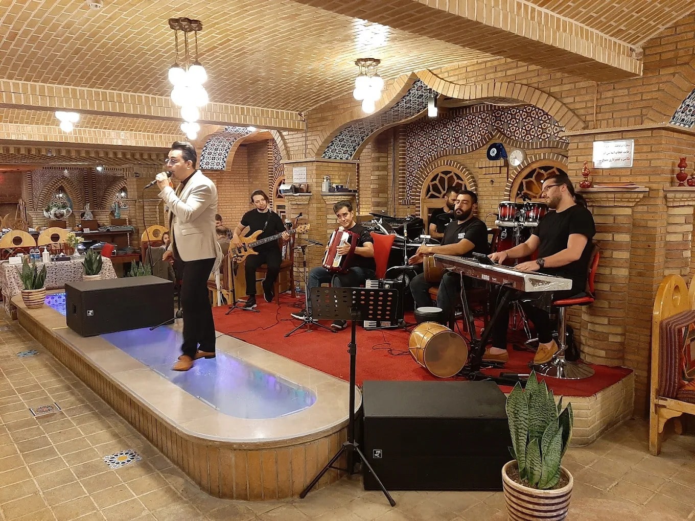 بهترین رستوران با موسیقی زنده تهران | معرفی ۹ رستوران با موسیقی