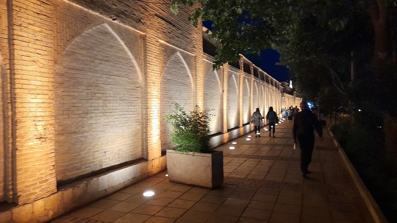 جاهای دیدنی شیراز در شب | ۱۵ مکان برای شبگردی در شیراز