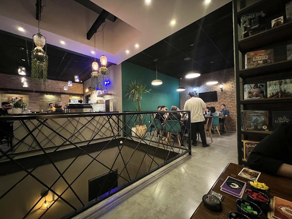 معرفی بهترین کافه بازی های تهران | ۱۴ بردگیم برتر تهران