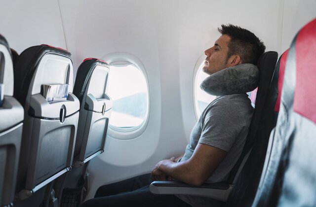 چگونه در پرواز راحت بخوابیم؟ | ۱۵ نکته خواب راحت در هواپیما