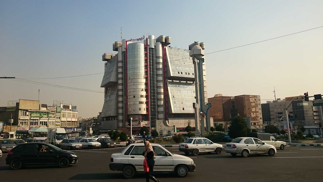 پاساژ گلدیس تهران چه فروشگاه ها و امکاناتی دارد؟