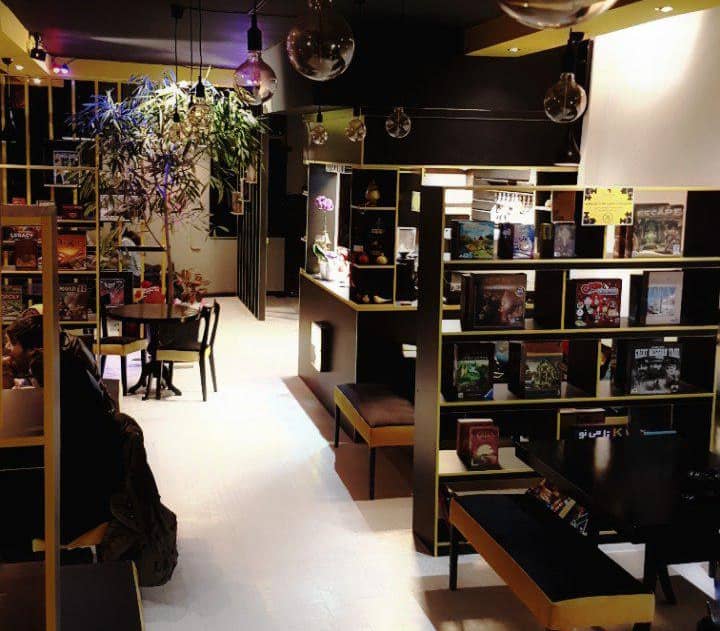 معرفی بهترین کافه بازی های تهران | ۱۴ بردگیم برتر تهران