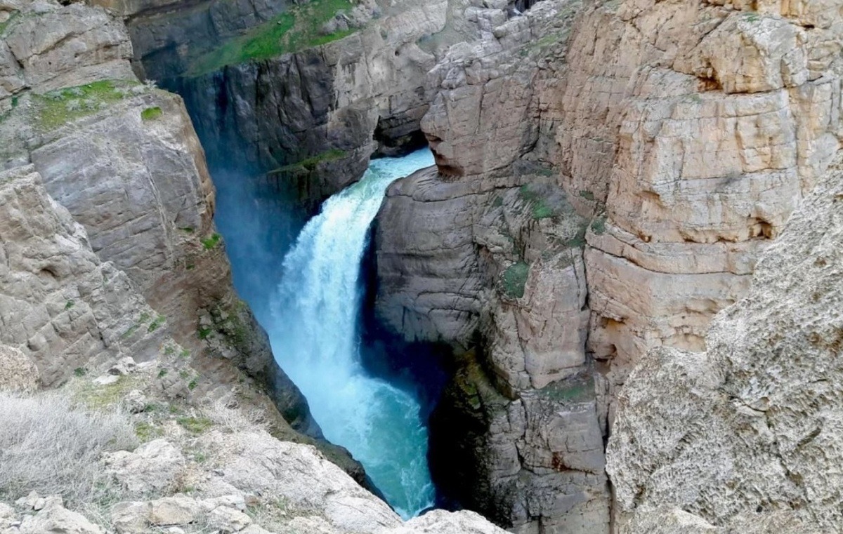 آبشار کردیت شهرکرد | پناهگاهی آرام در دل آب و صخره