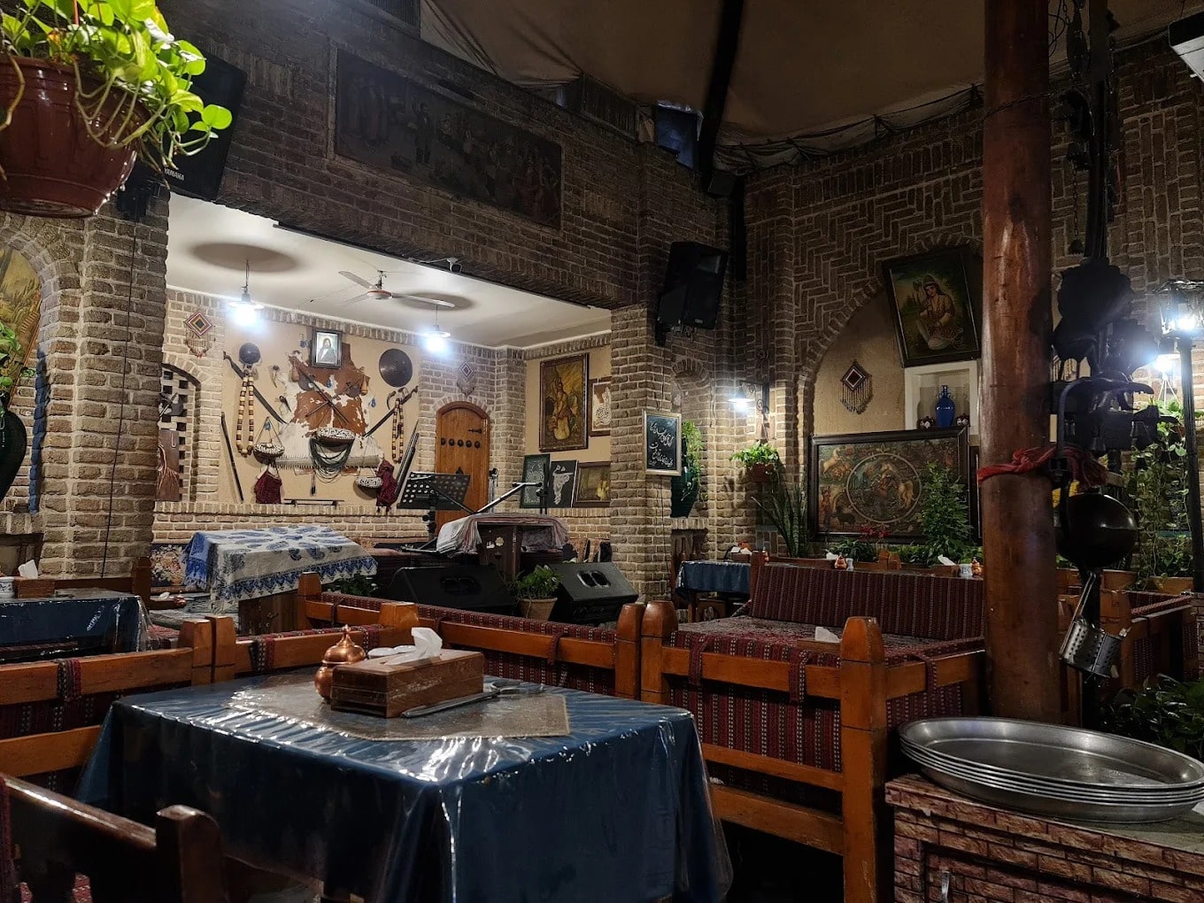 بهترین رستوران با موسیقی زنده تهران | معرفی ۹ رستوران با موسیقی