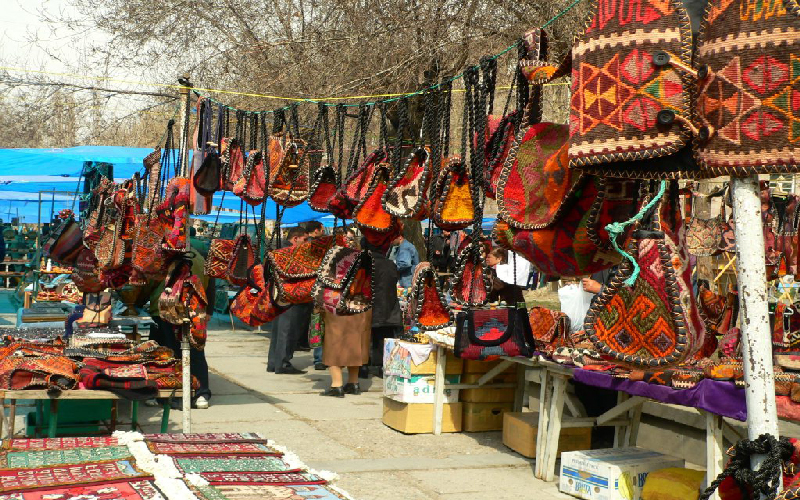 بازار و خیابان ورنیساژ ایروان