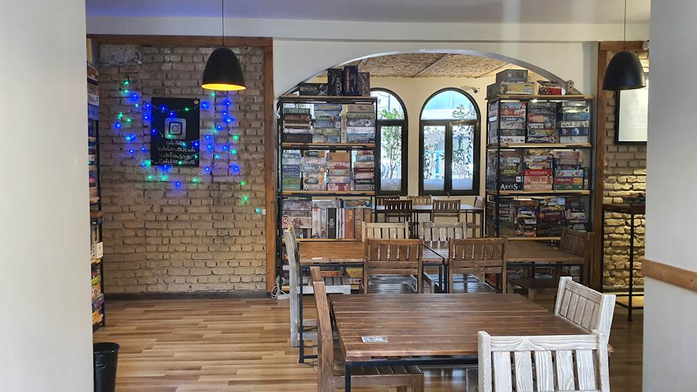 معرفی بهترین کافه بازی های تهران | ۱۴ بردگیم برتر تهران