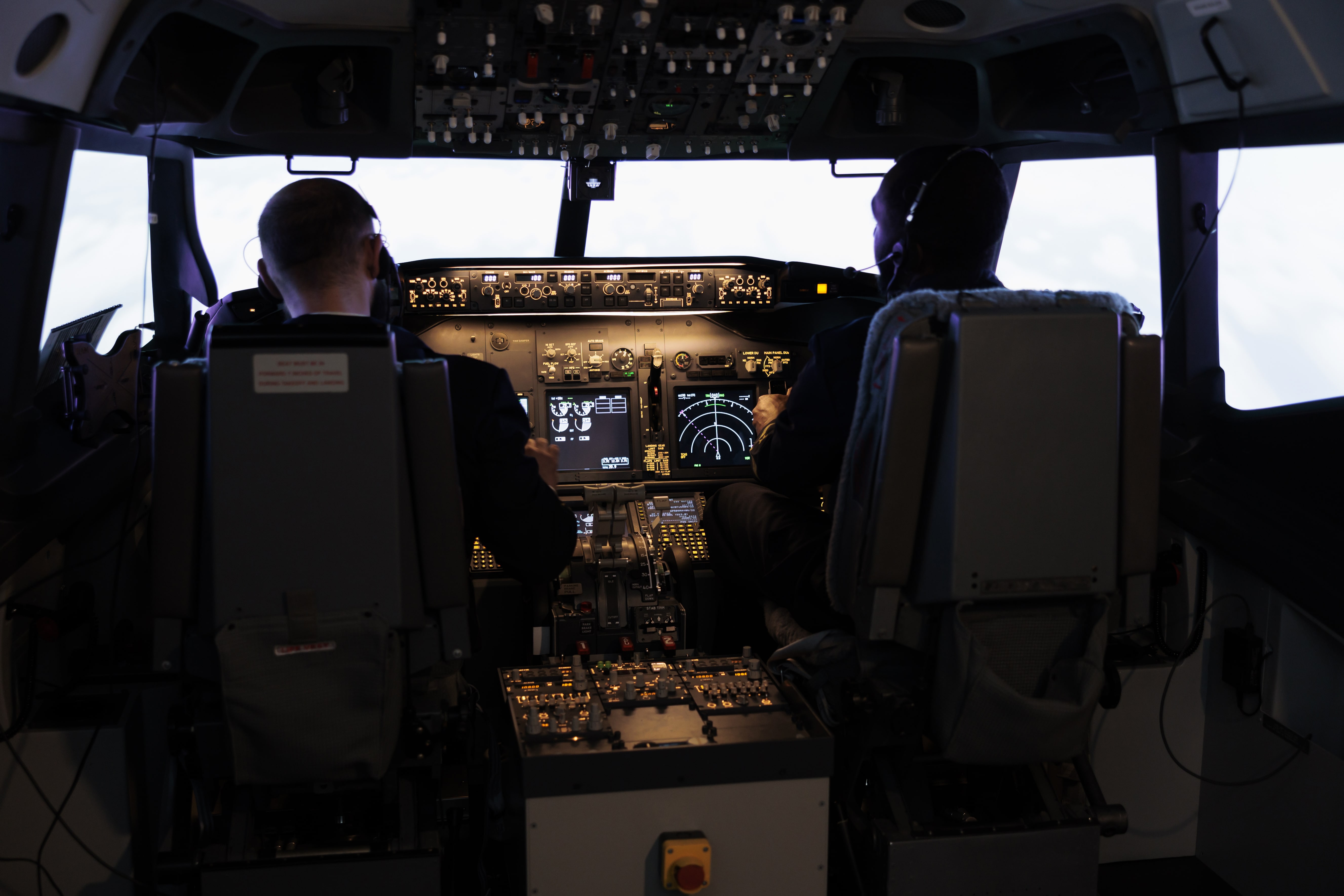 آیا در پرواز گوشی را روی حالت پرواز بگذاریم؟ پاسخ واقعی کارشناسان