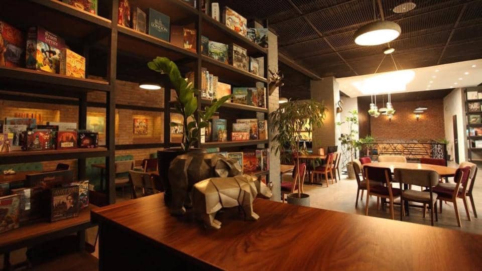 معرفی بهترین کافه بازی های تهران | ۱۴ بردگیم برتر تهران