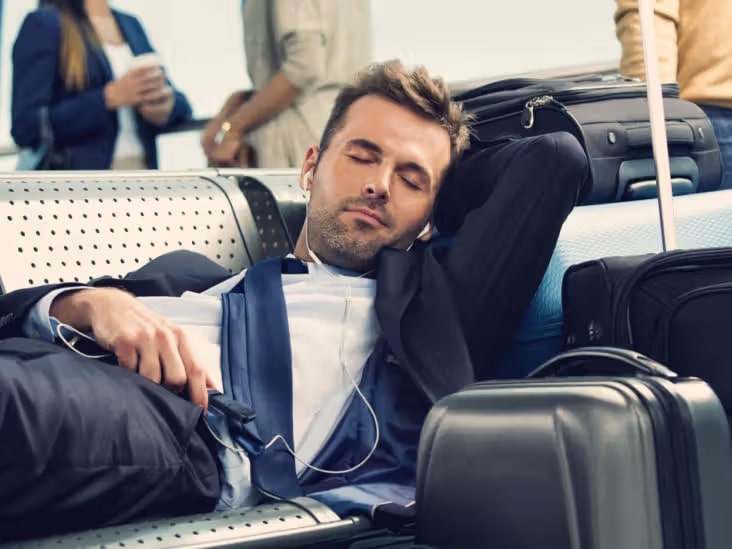 چگونه در پرواز راحت بخوابیم؟ | ۱۵ نکته خواب راحت در هواپیما