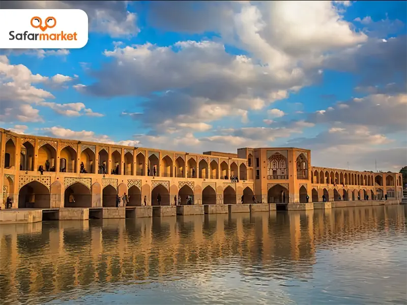 با بلیط هواپیما اصفهان می توانید به اصفهان سفر کرده و از پل های تاریخی زاینده رود لذت ببرید